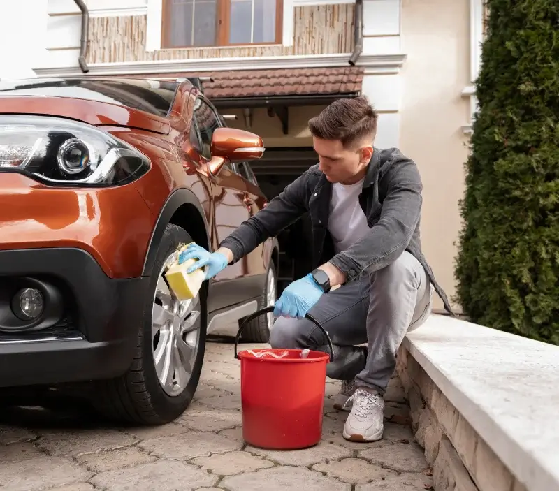 Lavage auto à domicile Lantignié : professionnel intervenant sur un véhicule